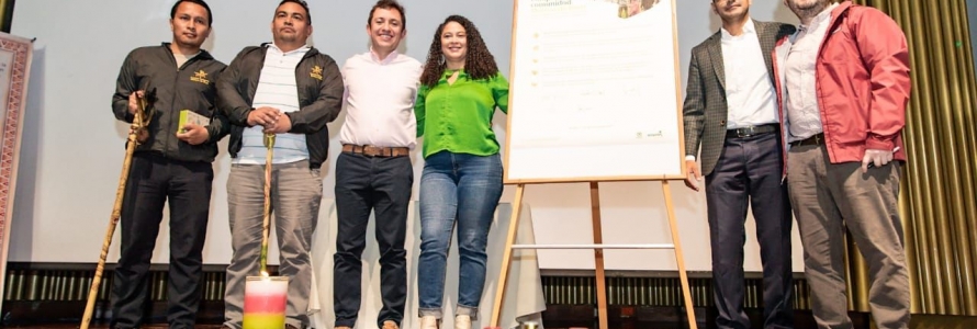 Secretario distrital de Planeación, Felipe Jiménez con funcionarios e integrantes de comunidades indígenas de Bogotá