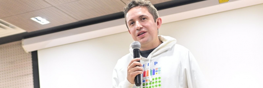 Secretario Distrital de Planeación, Felipe Jiménez con micrófono en mano