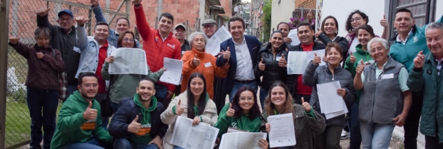 Secretario Distrital de Planeación, Felipe Jiménez con funcionarios y comunidad