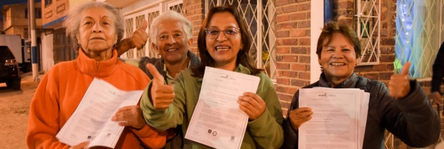 Mujeres con pulgares arriba
