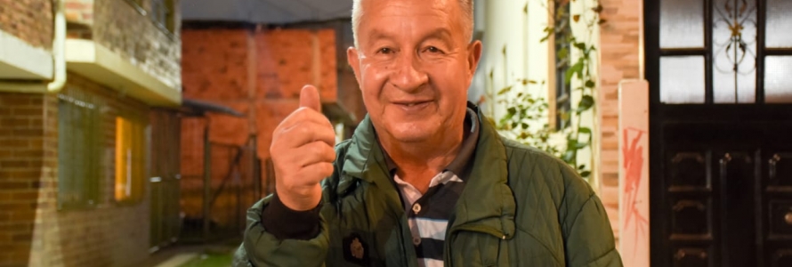 Hombre con pulgar arriba