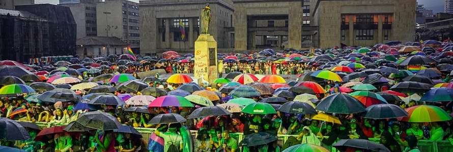Personas de la comunicad LGBTI en el festival por la igualdad 2024, en la Plaza de Bolivar de Bogotá D.C.