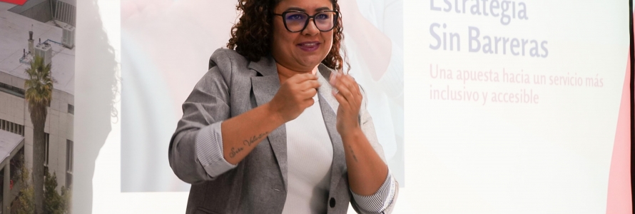 Persona comunicándose en lenguaje de señas