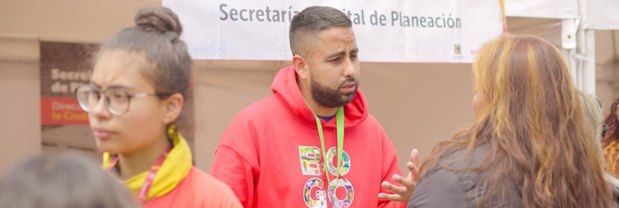 Personas conversando en feria de servicio, atención a ciudadanía en feria de servicio
