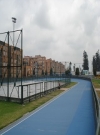 Imagen de una zona deportiva - patinodromo, rodeado de zona verde. 