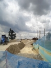 Imagen: De lado izquierdo a derecho se evidencia la realización de obras que se adelantan en los terrenos del plan parcial, en ellas se muestra una volqueta para luego continuar con montañas de arena y gravilla posteriormente se encierra con una malla azul para evitar el paso peatonal 